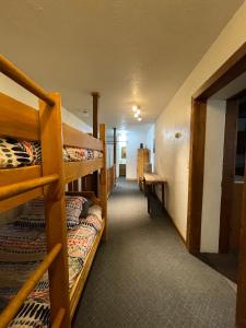 un pasillo con literas en una habitación en Adventures Vacation Rentals, en Lava Hot Springs