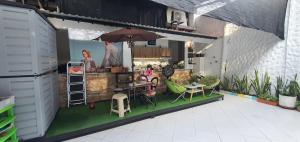 un modelo de un puesto de comida en un garaje en Como en casa, en La Dorada
