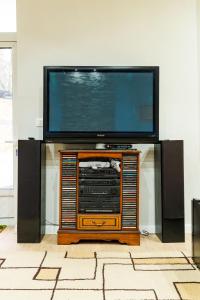 A television and/or entertainment centre at Luxury Studio near Tsarevets