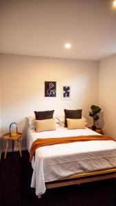 1 dormitorio con 2 camas y mesa en Amazing view Architech Home 8Minutes to Hobart CBD, en Hobart