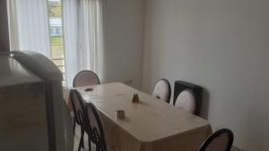 mesa de comedor con sillas, mesa y ventana en El lucero en Los Antiguos