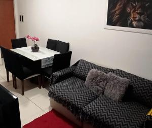 sala de estar con sofá y mesa en Apartamento inteiro próximo à Miguel Sutil en Cuiabá