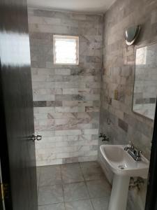 Bonito y Céntrico Alojamiento في كوليما: حمام مع حوض وحوض استحمام