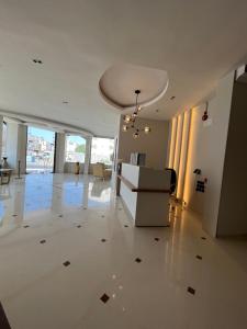 a living room with a couch and a table at رواق الضيافة للشقق المخدومة in Jazan