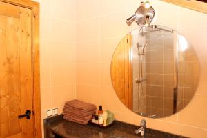 A bathroom at Apartaments Lo Paller