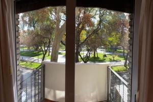 desde un balcón con vistas al parque en Cómodo departamento en el centro de Mendoza en Mendoza