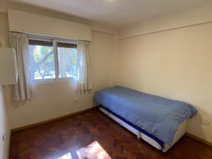 - une petite chambre avec un lit et une fenêtre dans l'établissement Cómodo departamento en el centro de Mendoza, à Mendoza