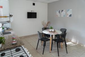 Una cocina con una mesa y sillas en una habitación. en Moana Alojamientos, en Junín