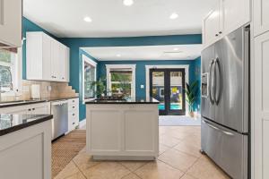A kitchen or kitchenette at The Gatsby: Heated Pool & Spa in North End Boise
