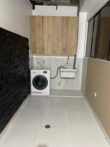 a kitchen with a washing machine and a sink at Apartamento a 10 min del centro de la ciudad in Huaraz