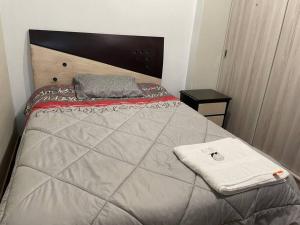 Łóżko w małym pokoju z: w obiekcie Apartamento a 10 min del centro de la ciudad w mieście Huaraz