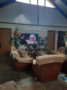 Televisyen dan/atau pusat hiburan di Orchid Island B&B on the River with Pool & Jetty