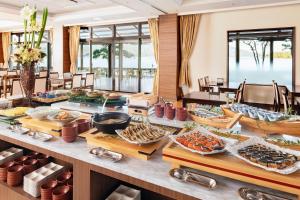 um buffet de comida numa mesa num quarto em Amano Hashidate Hotel em Miyazu