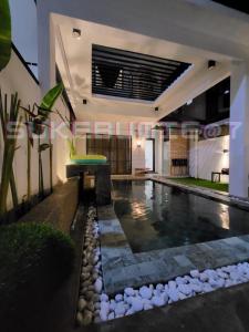 a swimming pool in the middle of a house at sukebumie7 in Shah Alam