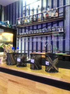 un mostrador con tres cestas en un estante con alcohol en The Green Spot en Pattaya centro