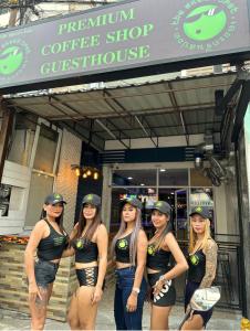 un grupo de mujeres frente a una cafetería en The Green Spot en Pattaya centro