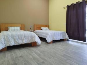 Giường trong phòng chung tại Descanso del Rey _Agradable casa de campo/alquiler