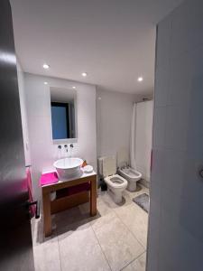 a bathroom with a sink and two toilets at Hermoso depto con amenities en Belgrano in Buenos Aires