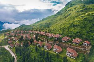 una vista aérea de un pueblo en una montaña en Ville De Mont Mountain Resort, en Sa Pa