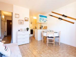 a kitchen and dining room with a table in a room at Studio Saint-Lary-Soulan, 1 pièce, 4 personnes - FR-1-296-450 in Saint-Lary-Soulan