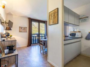 a kitchen and dining room with a table at Appartement Saint-Lary-Soulan, 2 pièces, 6 personnes - FR-1-296-449 in Saint-Lary-Soulan