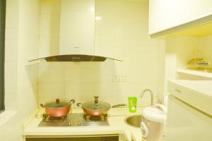 長沙的住宿－悠闲的时光，厨房配有炉灶和2个炉灶