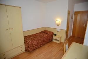 Postel nebo postele na pokoji v ubytování Hotel Canada