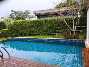 una piscina frente a una casa en Phuket Jungle Experience Resort en Karon