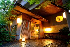 een gebouw met een veranda met verlichting bij Kyoto Arashiyama Onsen Ryokan Togetsutei in Kyoto