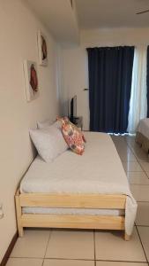 1 dormitorio con 1 cama en una habitación en Portobello Palmanova, Palmas del Mar, Humacao, PR, en Humacao