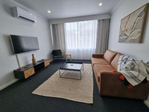 The Sherwood Hotel的电视和/或娱乐中心