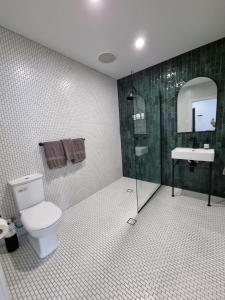 The Sherwood Hotel的一间浴室