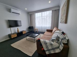 The Sherwood Hotel的电视和/或娱乐中心