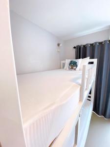 Postel nebo postele na pokoji v ubytování Khaolak Mind Home Hostel