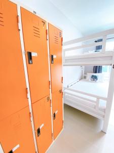 Postel nebo postele na pokoji v ubytování Khaolak Mind Home Hostel