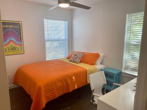 una camera con letto e ventilatore a soffitto di Alamo City Haven a San Antonio