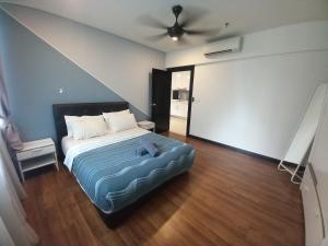 1 dormitorio con 1 cama y ventilador de techo en Mercu Summer Suite KLCC @ Penguin Homes en Kuala Lumpur