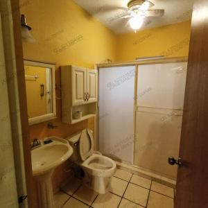 un bagno con un water e un lavandino di Casa Villa Serena 5, enfrente de la alberca! a San Carlos