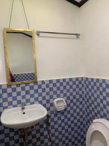 y baño con lavabo, espejo y aseo. en Bundal Riverside Room#2 with Balcony or Terrace, en San Vicente