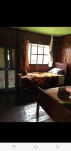 1 dormitorio con 2 camas y ventana en Home stay wolokoro ecotourism en Bajawa