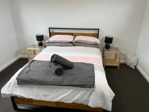 Postel nebo postele na pokoji v ubytování Derby Digs Cabin