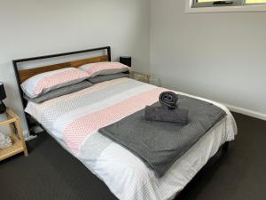 Derby Digs Cabin客房内的一张或多张床位