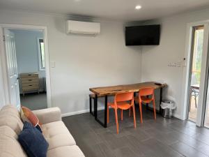 TV a/nebo společenská místnost v ubytování Derby Digs Cabin