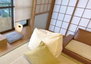 Habitación con cama, sofá y ventanas. en Ito-gun - House - Vacation STAY 31960v, en Kudoyama