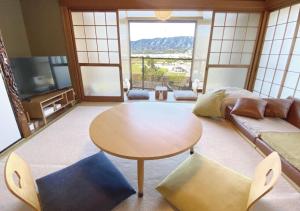 sala de estar con mesa y sofá en Ito-gun - House - Vacation STAY 31960v en Kudoyama