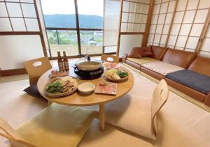 uma sala de estar com uma mesa com comida e um sofá em Ito-gun - House - Vacation STAY 31960v em Kudoyama