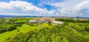 een uitzicht over een gebouw op een groene heuvel bij South Garden Hotels And Resorts in Zhongli