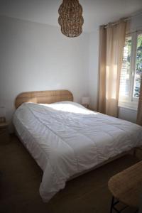 Postel nebo postele na pokoji v ubytování La Ronce des Pins Classe 3