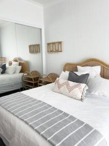 ブリスベンにあるCute annexe - close to Manly Marinaのベッドルーム1室(白いシーツと枕のベッド2台付)