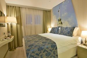 A bed or beds in a room at Adamel City Hotel